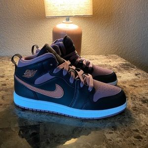 NEW Nike Air Jordan 1 Mid Sky Mauve, 2Y